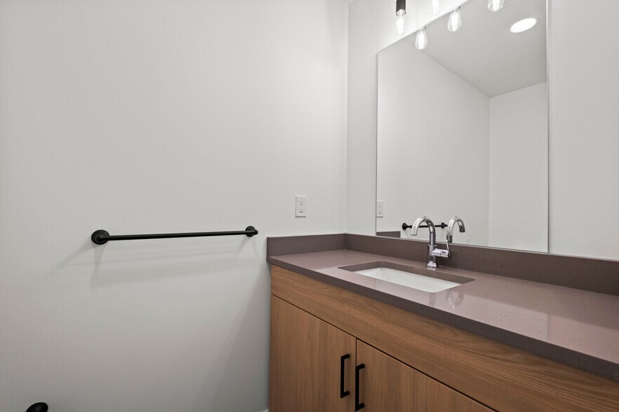 Building Photo - 3009 N Oak Trafficway