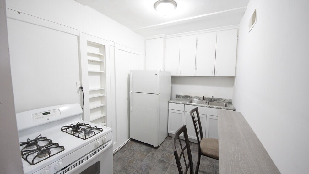 Building Photo - 5823 W Appleton Ave