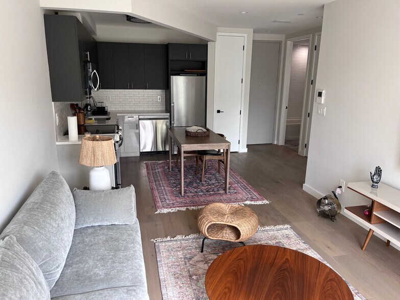 Building Photo - 1390 Putnam Ave