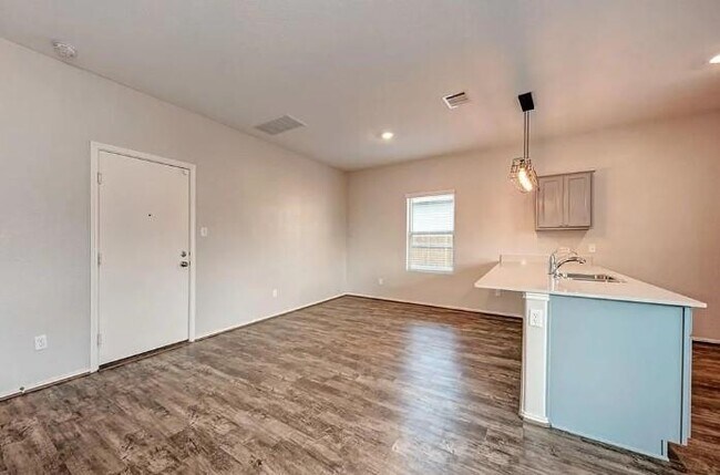 Building Photo - 817 Circle Wy