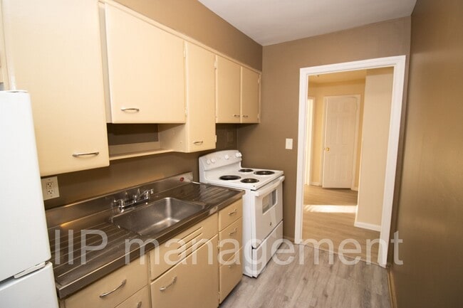 Building Photo - Spacious 2 BR 1BA Condo in South Euclid - ...