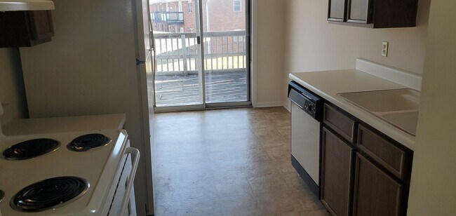 Building Photo - 306 W Southampton Dr