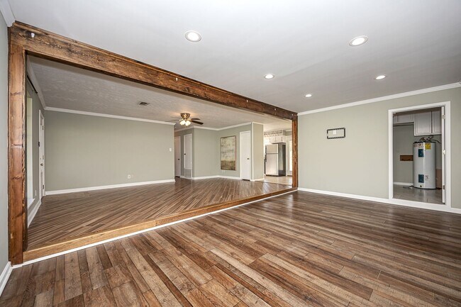 Building Photo - Move in ready 3 Bed 2 Bath Home in East Central School District!