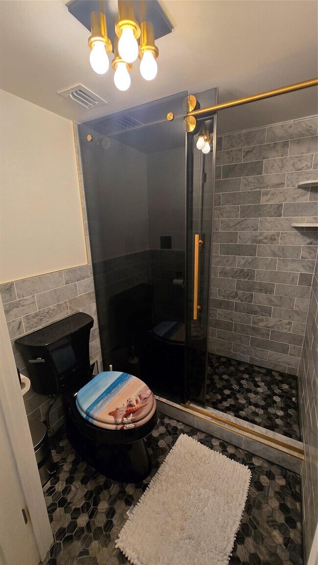 Building Photo - 300 Bayview Dr