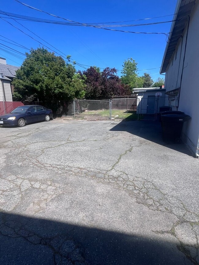 Building Photo - NICE APARTMENT IN ROSEVILLE!!