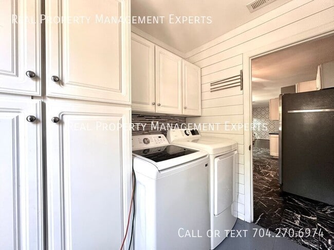 Building Photo - 8509 Golf Ridge Dr