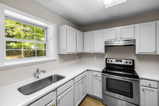 Building Photo - Very quiet and private location in heart of RTP
