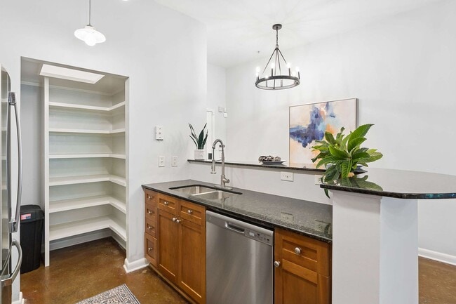 Building Photo - Stylish 1/1 Condo in Inman Park, Right on the ATLBeltLine!