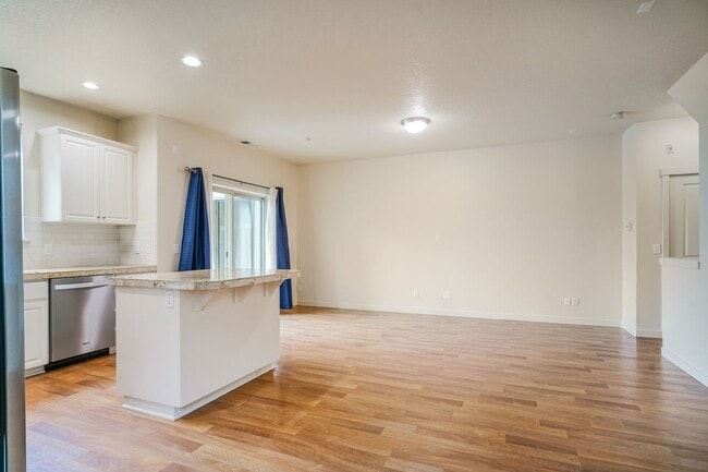 Building Photo - 2/2.5 bth Townhome + Garage + A/C + W/D + Balcony + Pets Welcome!!
