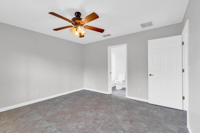 Building Photo - "Spacious 3-Bedroom Home with 2 Full Baths in the Heart of Palm Coast!"