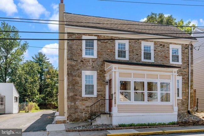 Primary Photo - 122 E Richardson Ave