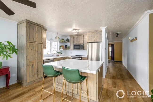 Building Photo - Beautiful Home in Excellent Location.