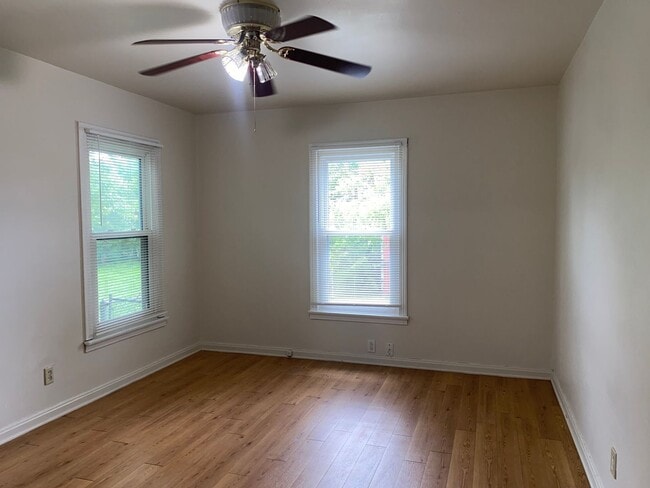 Building Photo - 2 BEDROOM NEAR SCOTT & WHITE