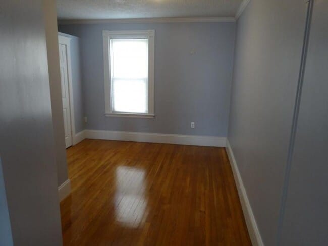 Building Photo - No Brokers Fee, No Security Deposit, Bright Large luxury unit, High-End tiled bathrooms, In-Unit ...