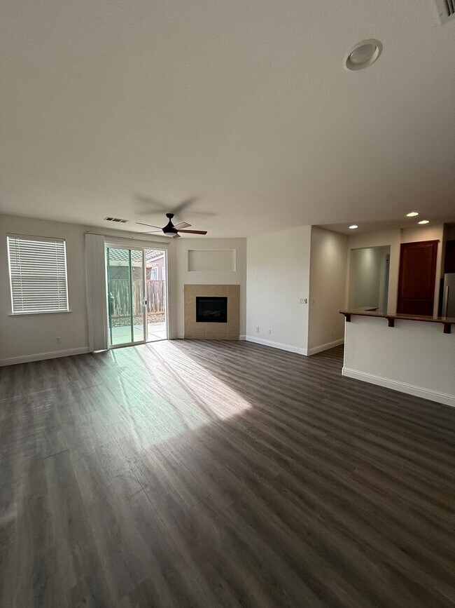 Building Photo - Corner Lot