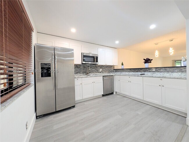 Building Photo - 310 Lakeview Dr