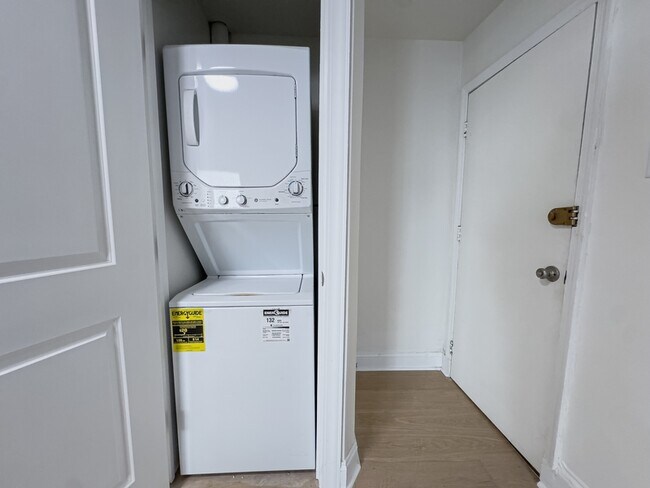 Building Photo - 2039 Green St