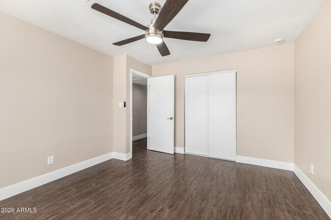 Building Photo - 7613 W Devonshire Ave