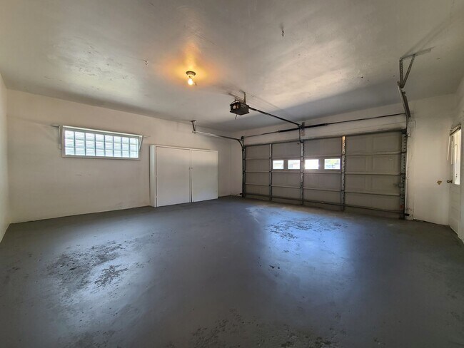 Building Photo - Spacious 4-Bed, 1.5-Bath Home in Benton Ha...