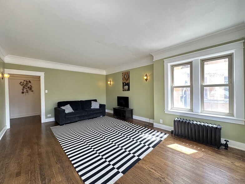 Building Photo - 5023 N Ridgeway Ave