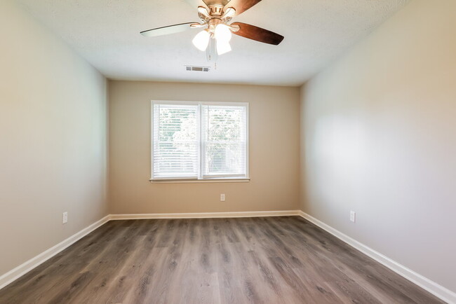 Building Photo - 375 Springlake Dr
