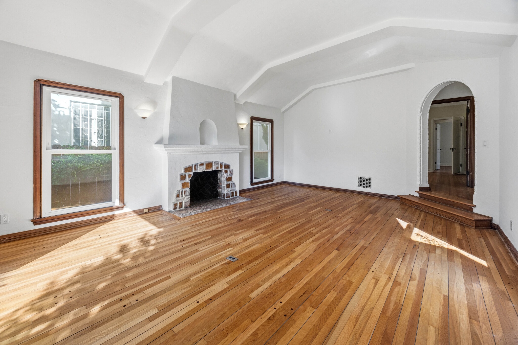 Building Photo - 166 N Arnaz Dr