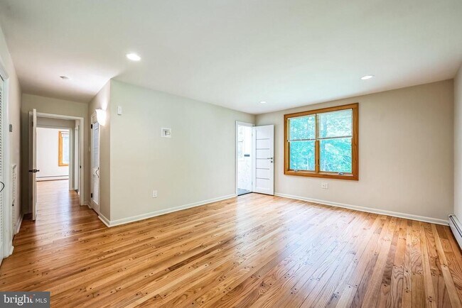Building Photo - 3574 Glenway Rd