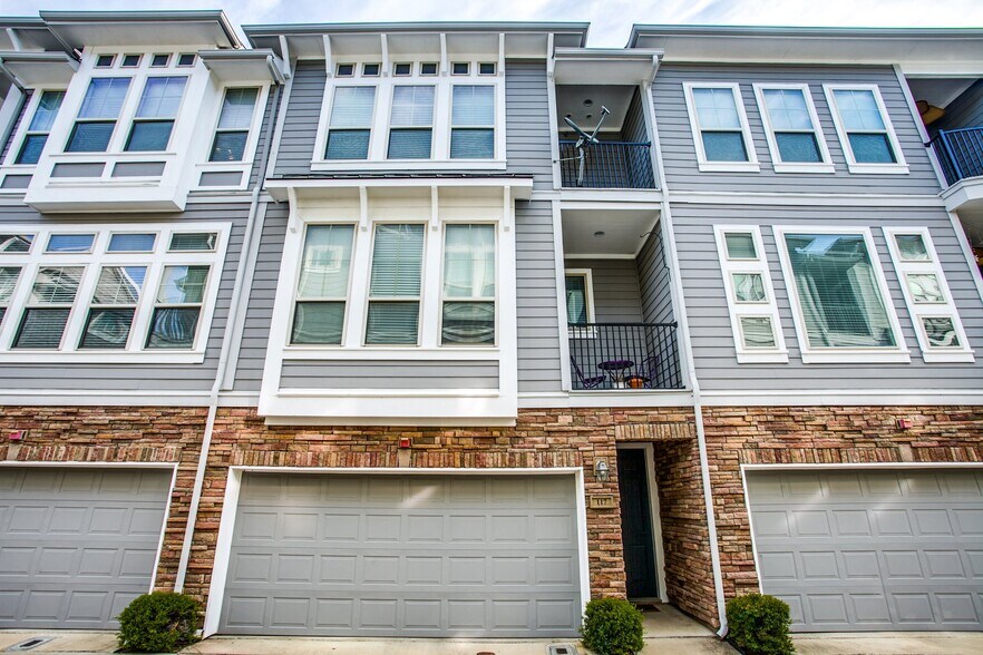 Building Photo - 2326 Stutz Dr