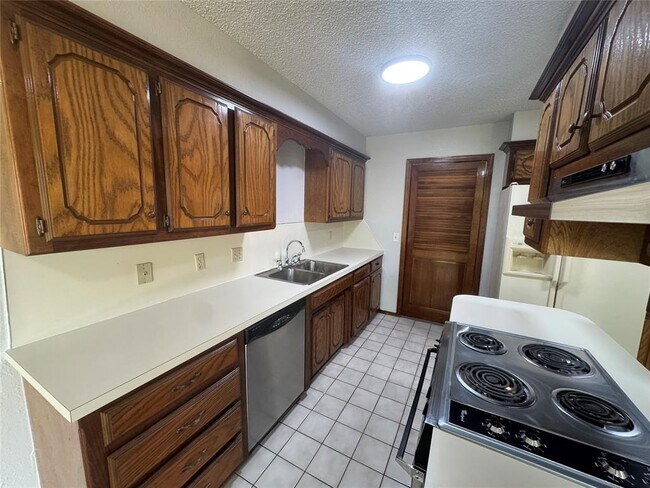 Building Photo - 325 E Parkland Dr