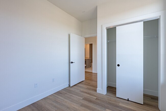 Building Photo - Luxurious Industrial Loft - 2 bed 2 bath c...