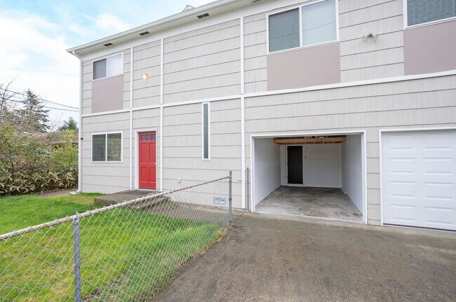 Building Photo - Remodeled 2BR w/ Garage, Fenced Yard & Stainless Steel Appliances