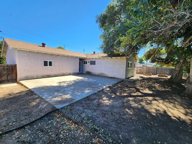 Building Photo - 3 Bed House in Clairemont with Canyon Views