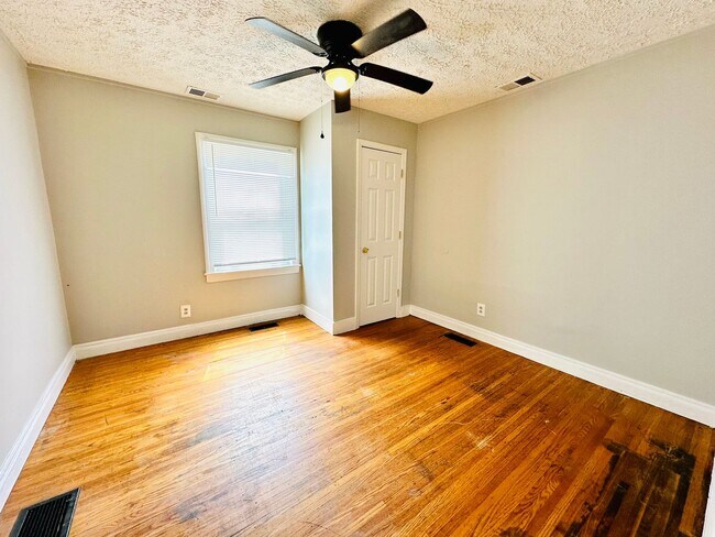 Building Photo - 3 Bedroom home in the Chickasaw Neighborho...