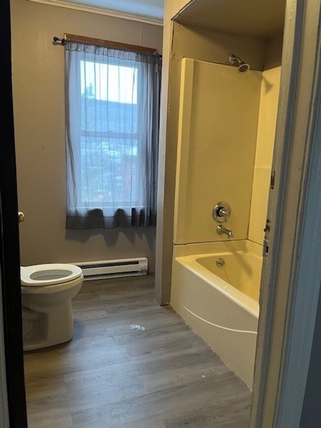 Building Photo - 3 bedroom 1.5 bathroom