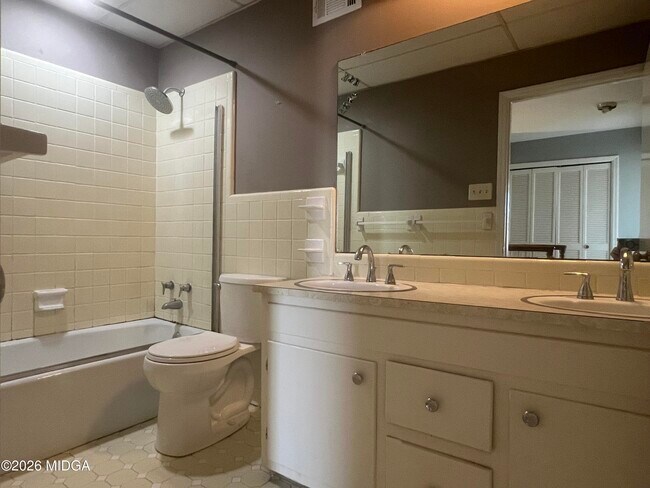 Building Photo - 853 Captain Kell Dr