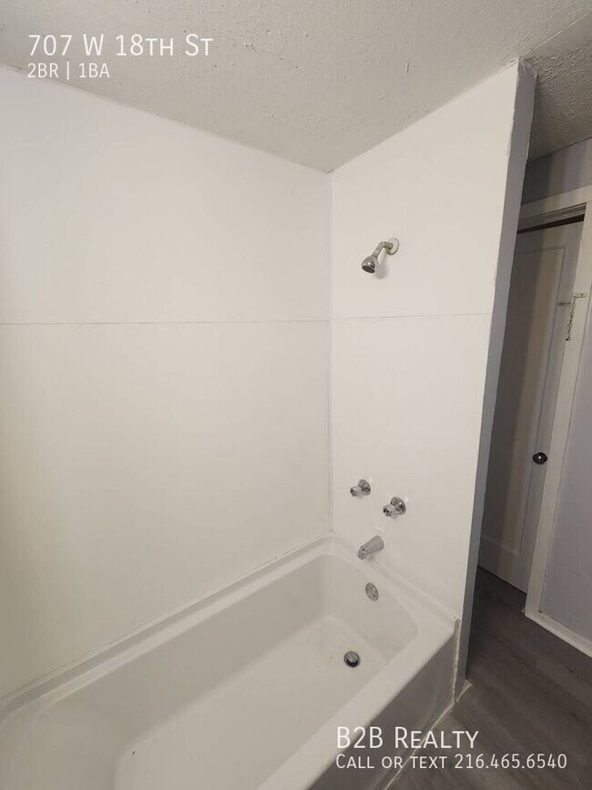 Building Photo - 707 W 18th St