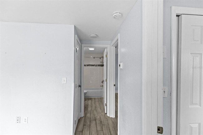 Building Photo - 13916 Sommers Ave