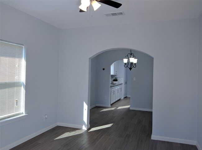 Building Photo - 218 E Wright Ave