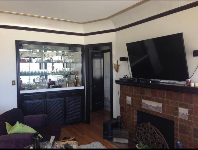 Living room - 1030 E Ocean Blvd