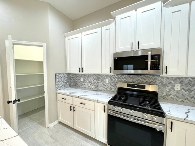 Building Photo - Beautiful 3 Bedroom Home on Desert Lakes Golf Course!