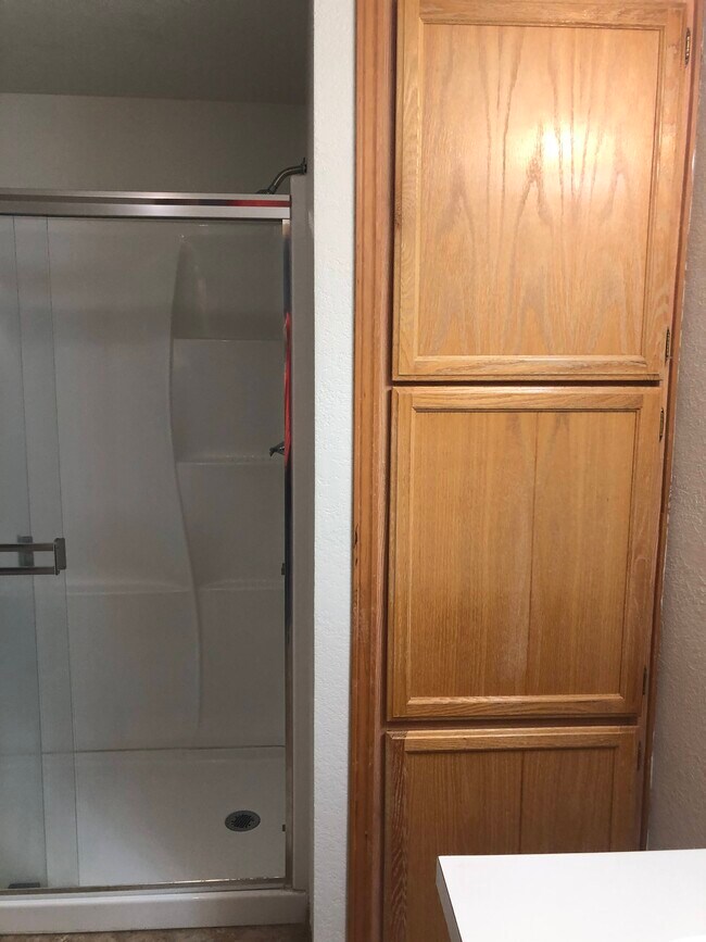 Building Photo - 1075 SE Castlewood Dr