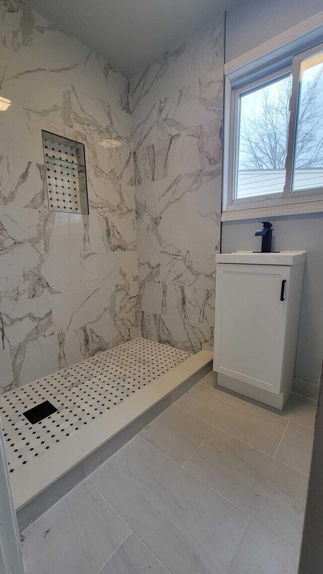 Building Photo - 655 Robinwood Dr