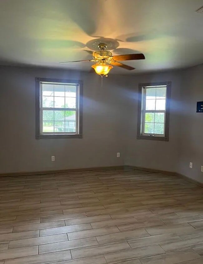 Building Photo - 877 Conifer Ln