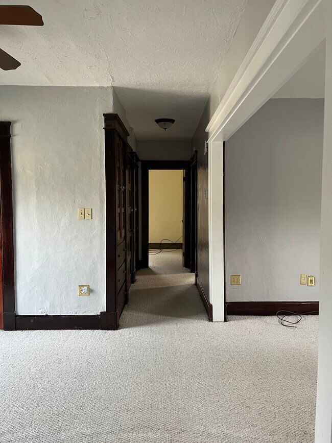 Building Photo - 325 S Main St