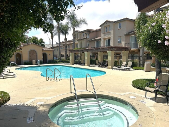 Building Photo - 17871 Shady View Dr