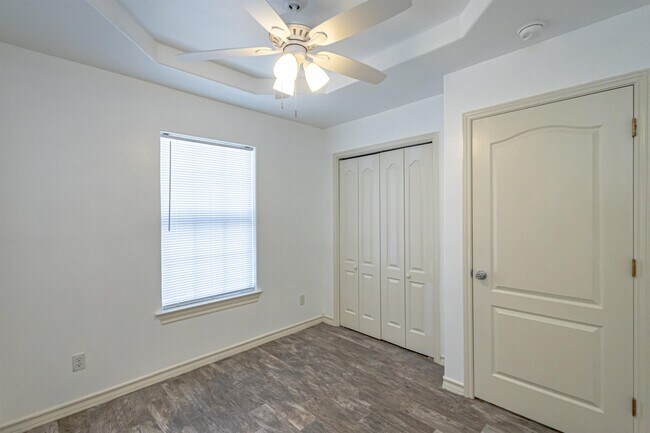 Building Photo - 1000 Ranchway Dr