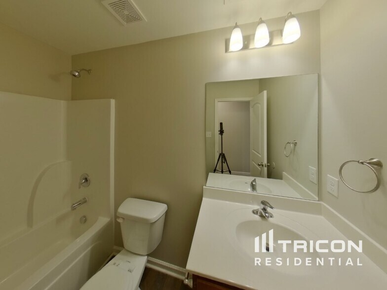 Building Photo - 3412 Vedette Ln