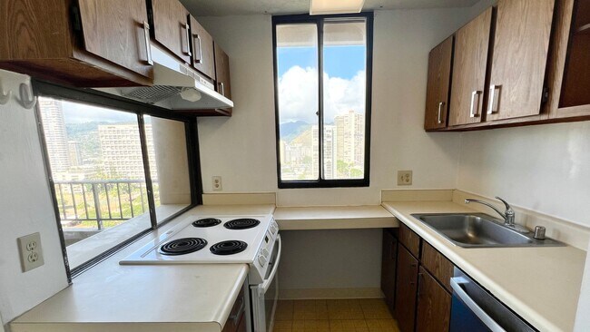 Building Photo - AVAILABLE NOW - SPACIOUS 2BD/1BA WITH 1 COVERED SECURED PARKING!