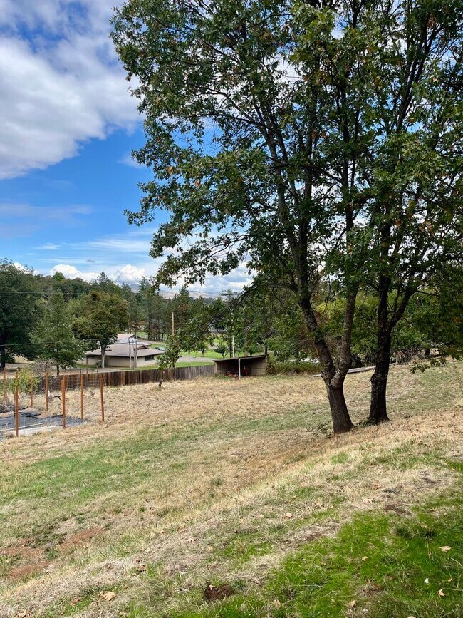 Building Photo - 3 Bedroom Plus Office, 2.5 Bath Located in...