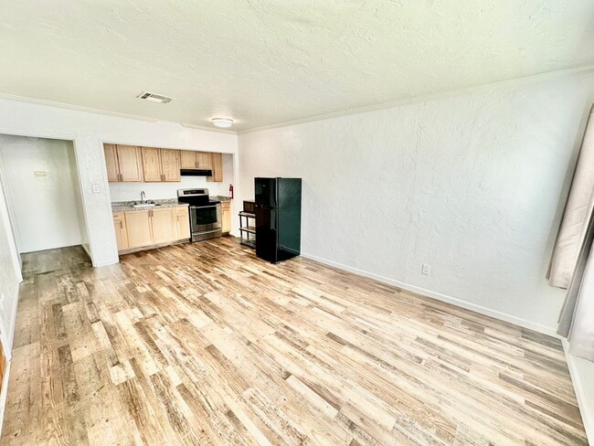 Building Photo - Charming 1/1 in the Heart of Tower District